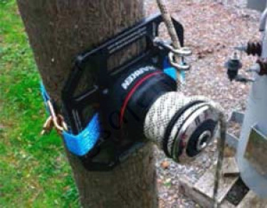 500kg Rigging Winch Mounted On Wooden Pole With Ratchet Strap