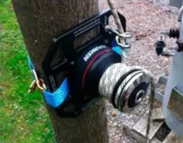 500kg Rigging Winch Mounted On Wooden Pole With Ratchet Strap 500kg Rigging Winch Mounted On Wooden Pole With Ratchet Strap